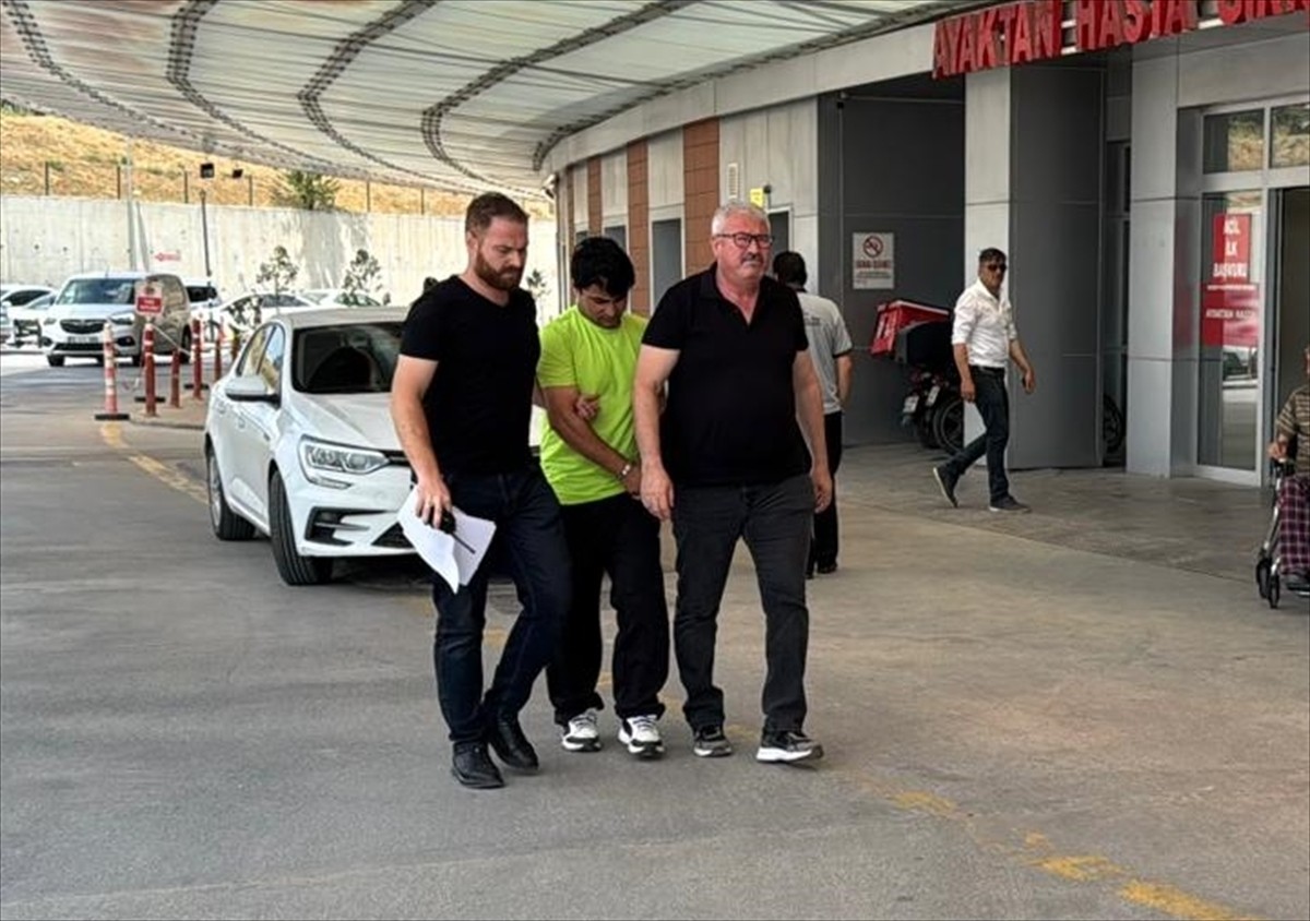 Eskişehir'in Tepebaşı ilçesinde yabancı uyruklu bir kadın, eski erkek arkadaşı tarafından bıçakla...