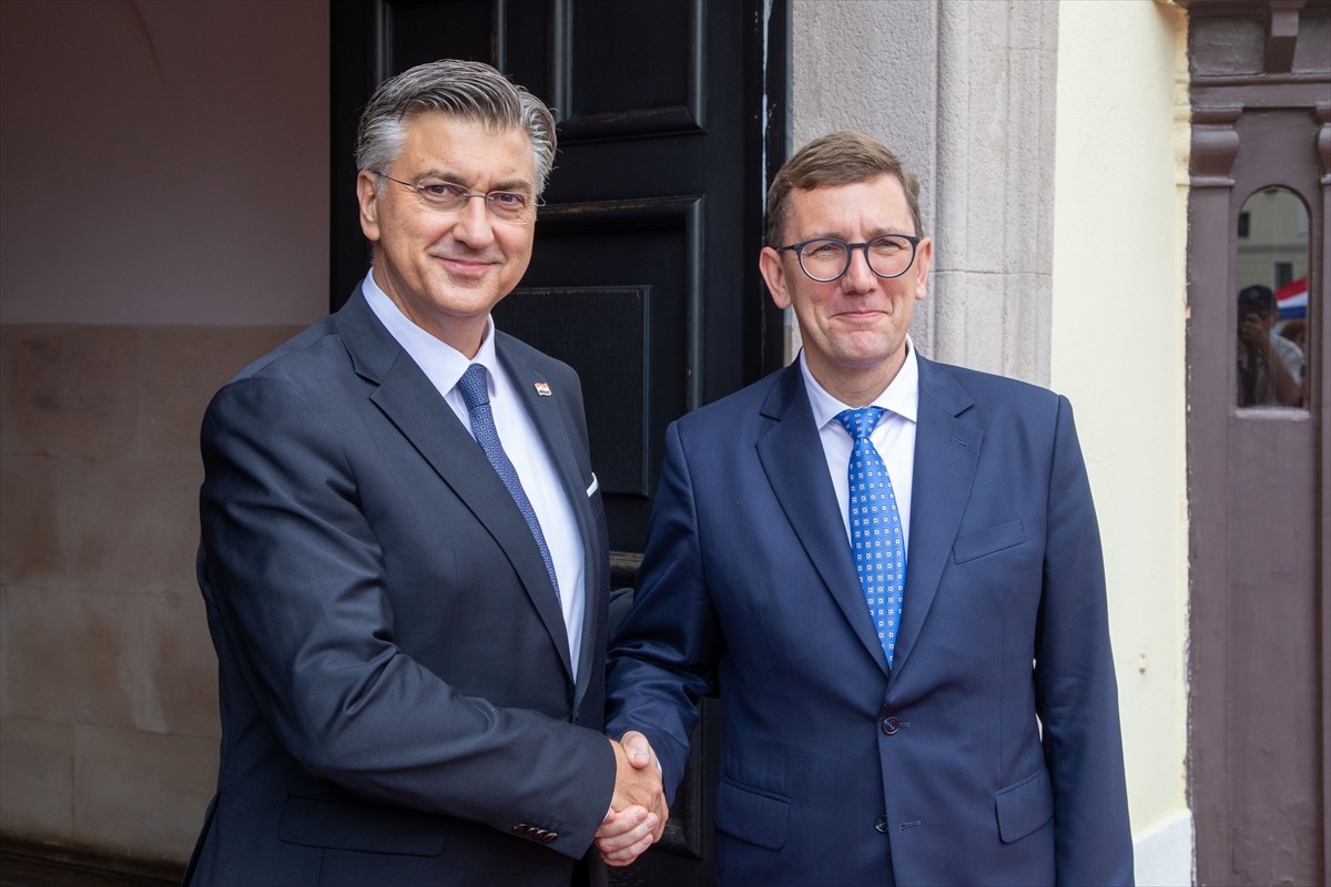 Estonya Başbakanı Kristen Michal (solda), resmi ziyaret gerçekleştirdiği Hırvatistan'ın başkenti...