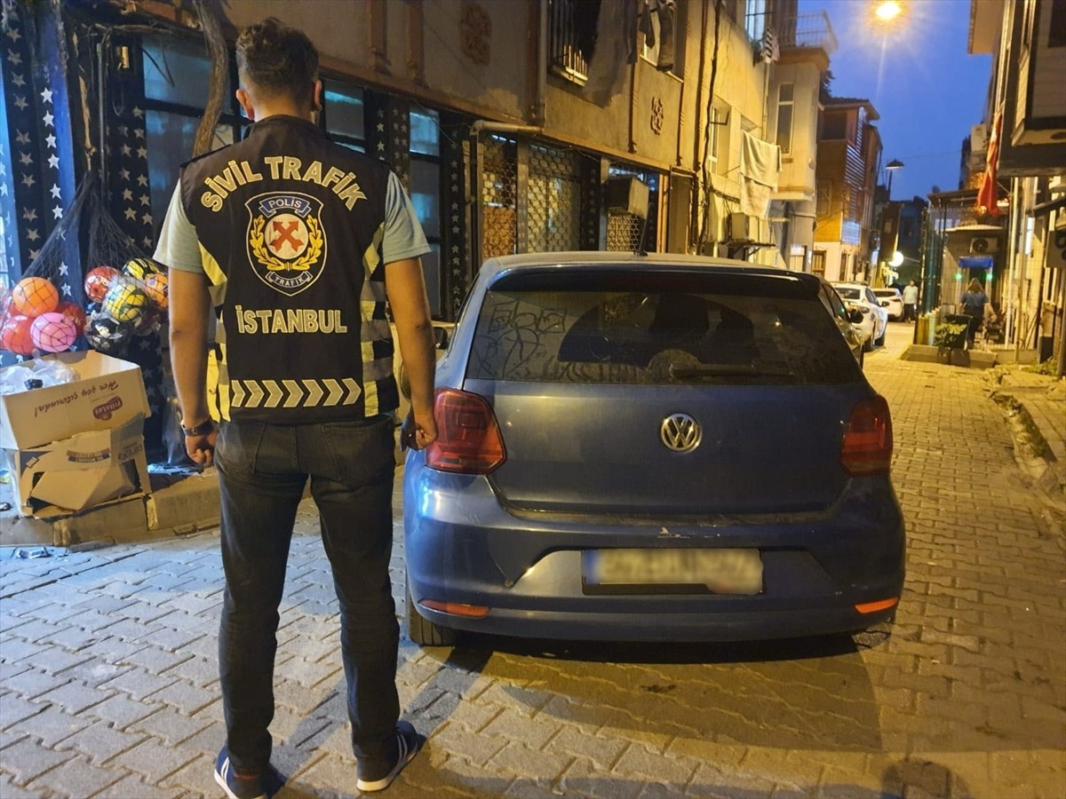 Fatih'te aracıyla makas atarak, trafik güvenliğini tehlikeye düşüren sürücüye 11 bin 253 lira ceza...