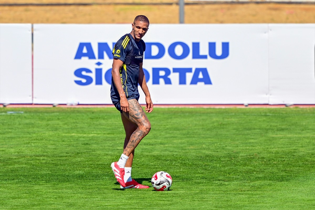 Fenerbahçe, 2025-2026 sezonu hazırlıkları kapsamında Portekiz'de yaptığı kampta günün ikinci...