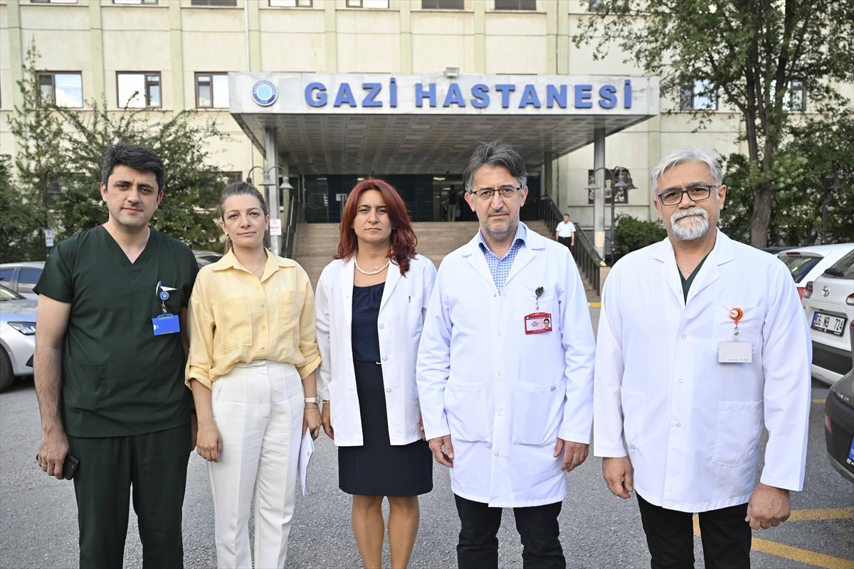 Gazi Üniversitesi (GÜ) Tıp Fakültesi Hastanesi doktorları, hastane önünde gazetecilere Nihat...