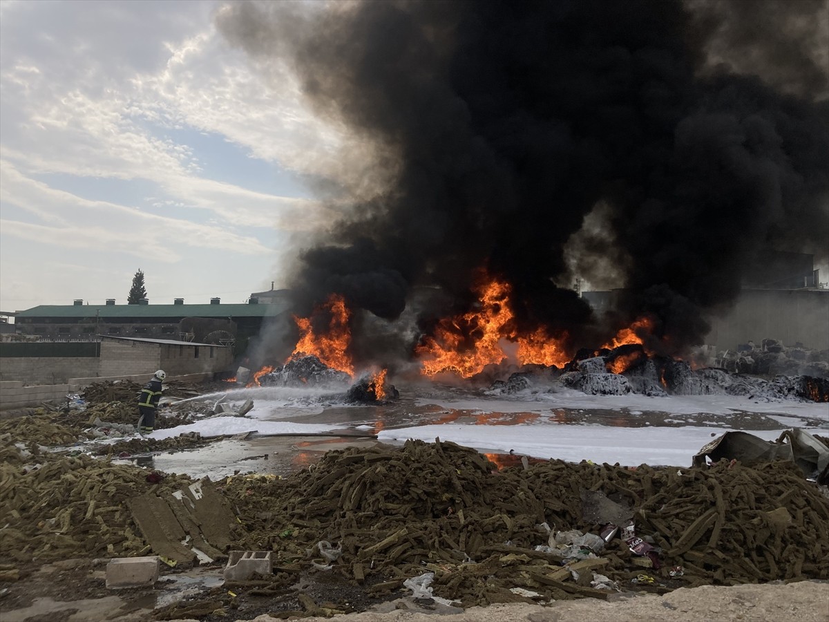Gaziantep'in merkez Şehitkamil ilçesinde, geri dönüşüm tesisinde çıkan yangına itfaiye ekipleri...