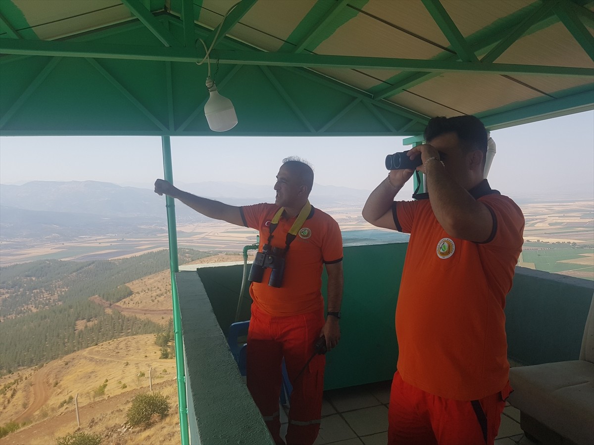 Gaziantep'in Nurdağı ilçesindeki 800 rakımlı Emirtepe Yangın Gözetleme Kulesi'nde görevli orman...
