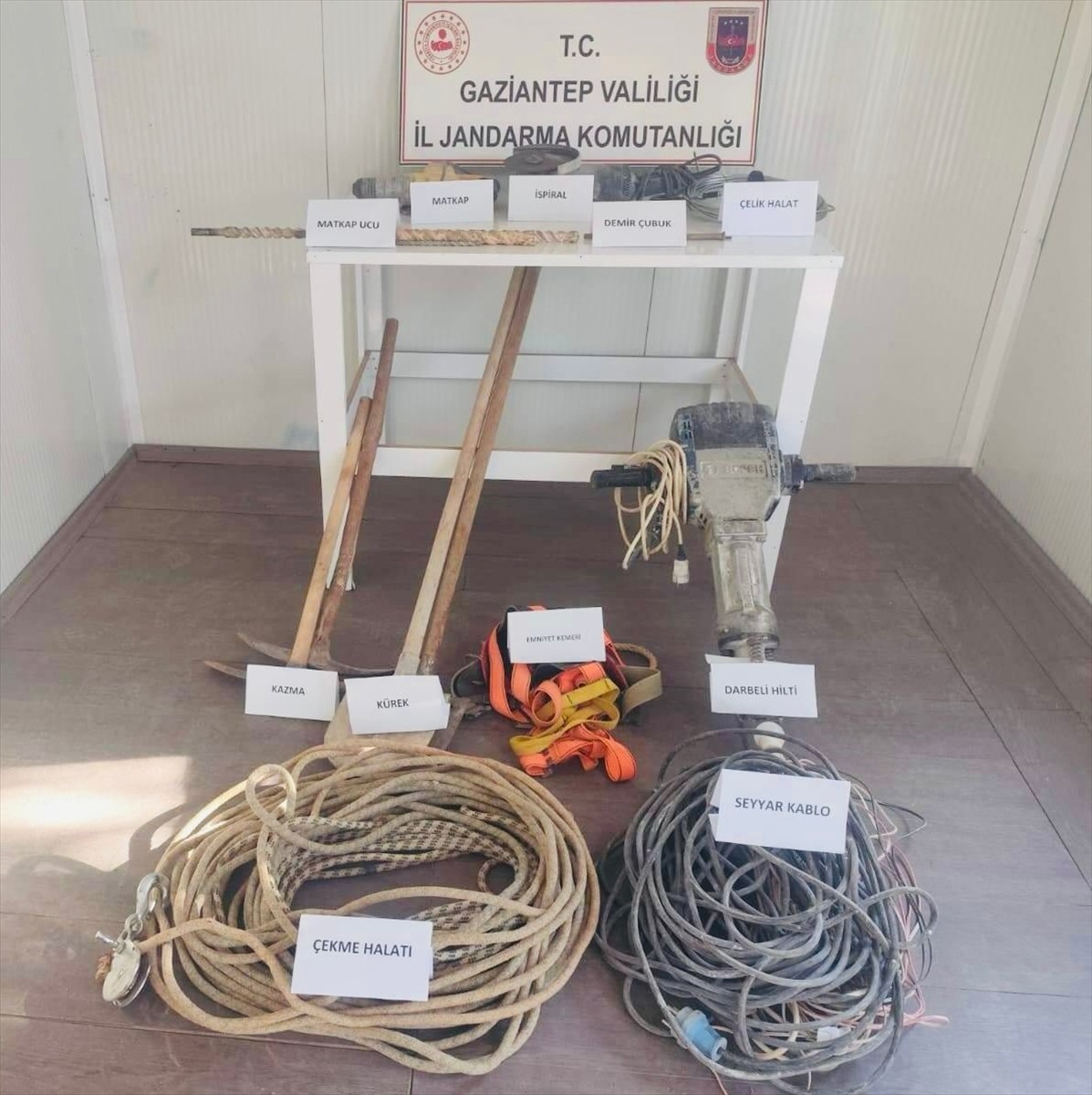 Gaziantep'in Şahinbey ve Araban ilçelerinde kaçak kazı yapan 9 şüpheli yakalandı. Zanlıların kazı...