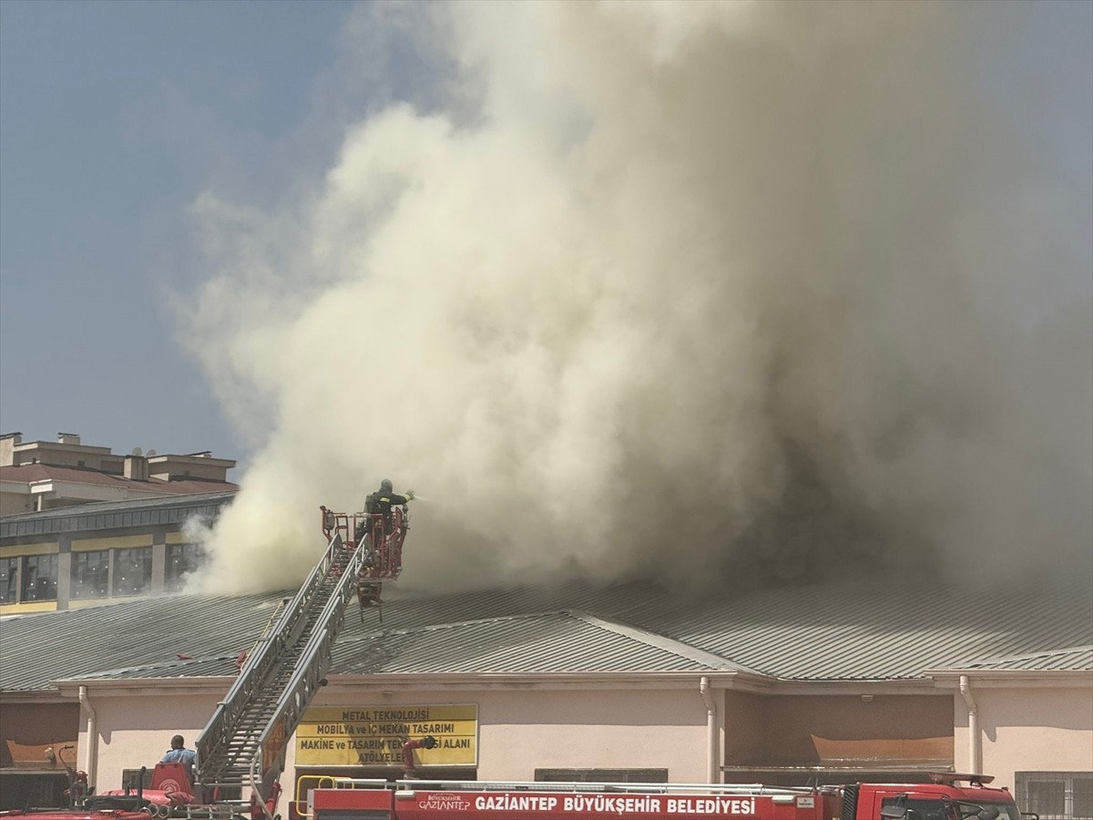 Gaziantep'in Şehitkamil ilçesinde lisenin atölyesinde çıkan yangına itfaiye ekipleri müdahale...