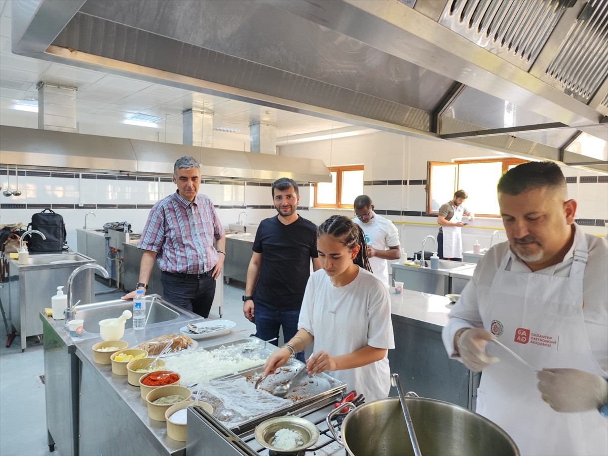 Gaziantep Üniversitesinde (GAÜN) düzenlenen "Türk Yaz Okulları" etkinliklerine 13 ülkeden şefler...
