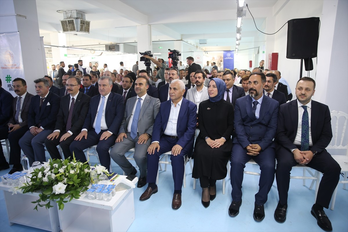 Gençlik ve Spor Bakanı Osman Aşkın Bak (sol 4) ile Sanayi ve Teknoloji Bakanı Mehmet Fatih Kacır...