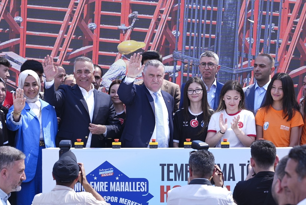 Gençlik ve Spor Bakanı Osman Aşkın Bak, Sultangazi'de, Yunus Emre Mahallesi Gençlik ve Spor...