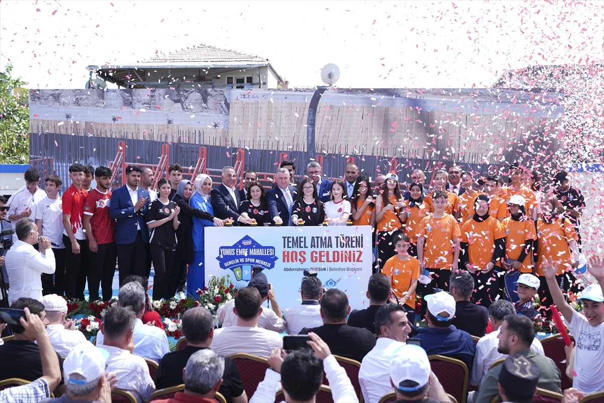 Gençlik ve Spor Bakanı Osman Aşkın Bak, Sultangazi'de, Yunus Emre Mahallesi Gençlik ve Spor...