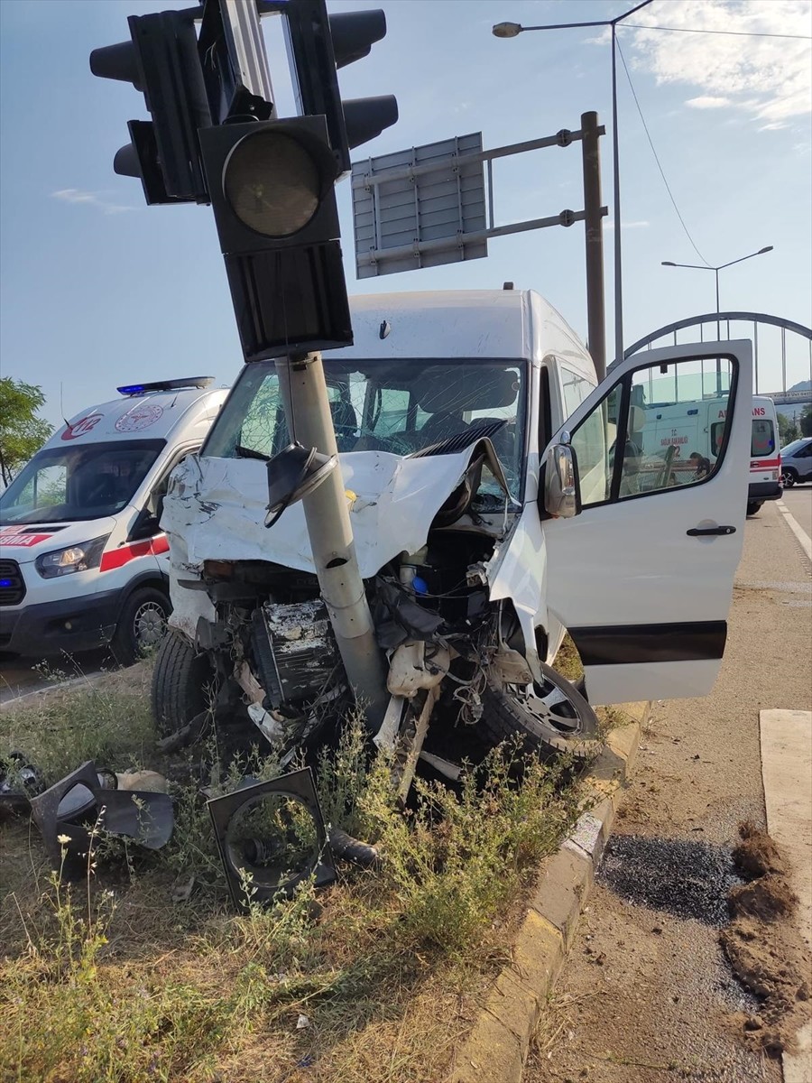 Giresun'un Espiye ilçesinde minibüs ile otomobilin çarpışması sonucu 13 kişi yaralandı. Bölgeye...