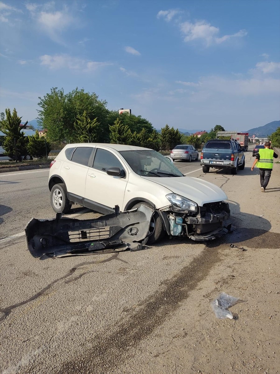 Giresun'un Espiye ilçesinde minibüs ile otomobilin çarpışması sonucu 13 kişi yaralandı. Bölgeye...