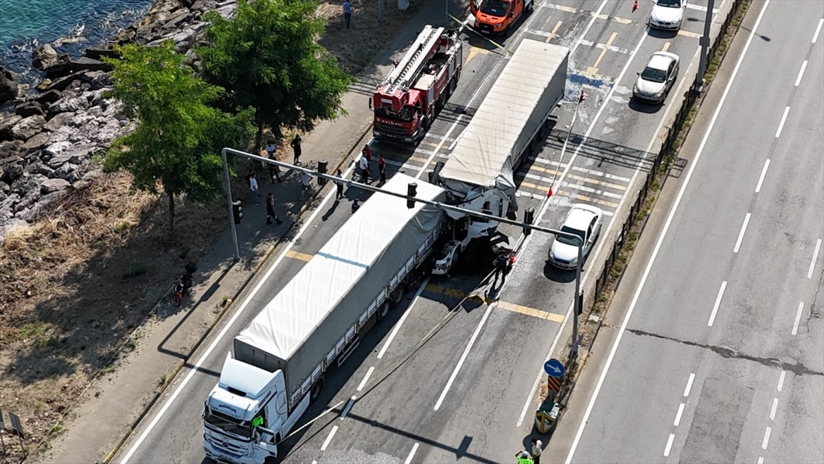 Giresun'un Piraziz ilçesinde 2 tır ve 3 otomobilin karıştığı zincirleme trafik kazasında 1 kişi...