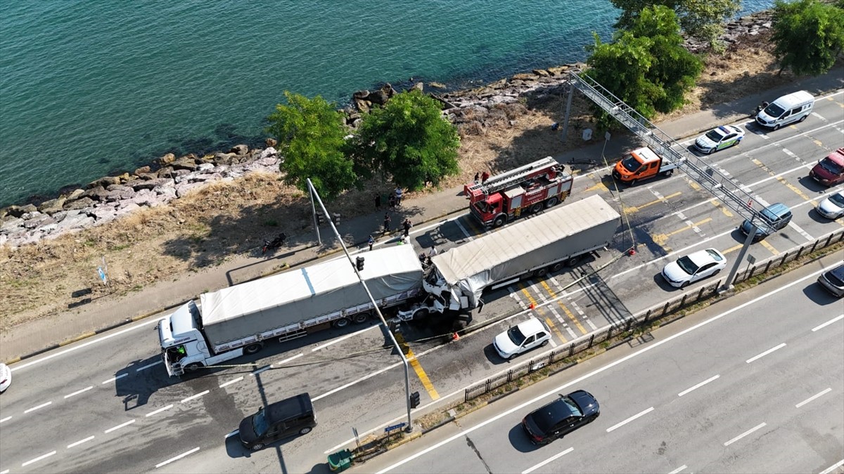 Giresun'un Piraziz ilçesinde 2 tır ve 3 otomobilin karıştığı zincirleme trafik kazasında 1 kişi...