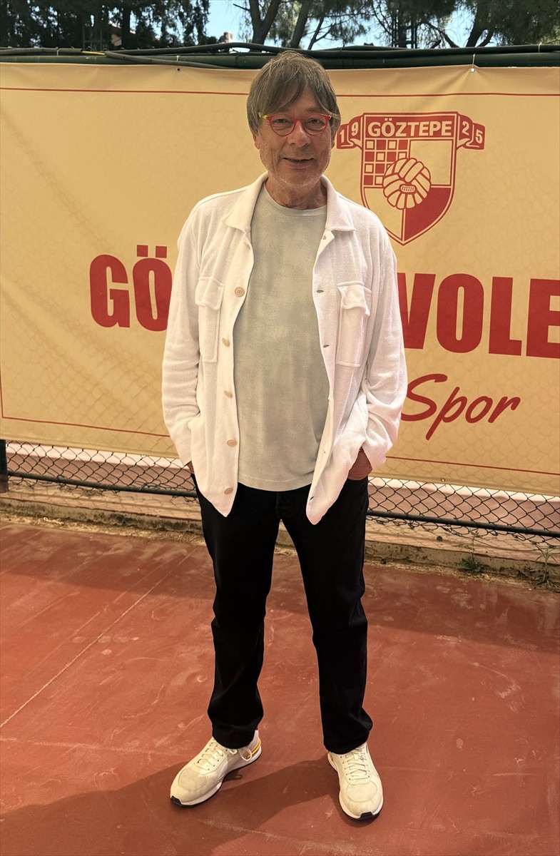 Göztepe Kulübü Onursal Başkanı Mehmet Sepil, İzmir'in Çeşme ilçesinde spor okullarındaki...