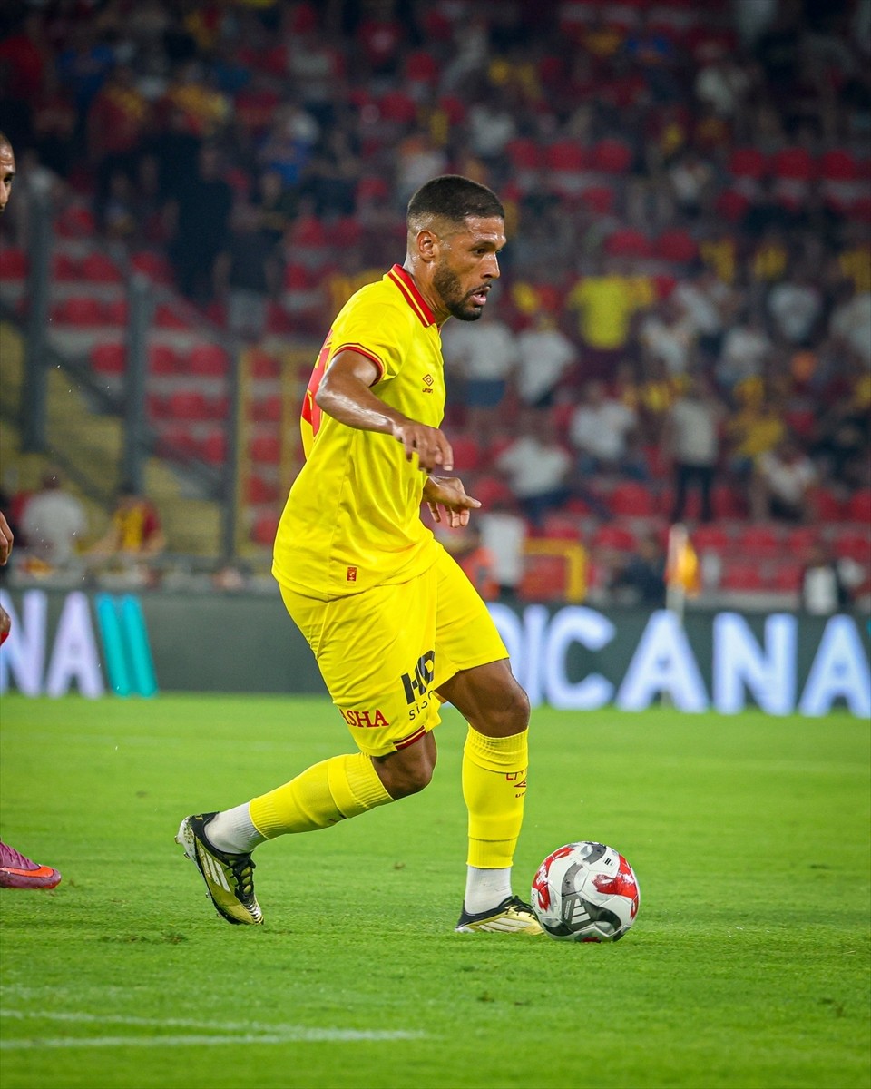 Göztepe, yeni sezon hazırlıkları kapsamında sahasında Antalyaspor ile karşı karşıya geldi....