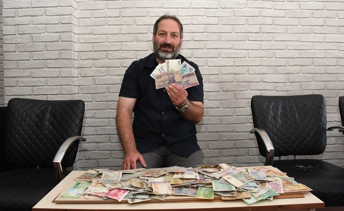 Gümüşhane'de bir berber, dedesinden miras kalan yaklaşık 80 ülkeye ait banknotun yer aldığı...