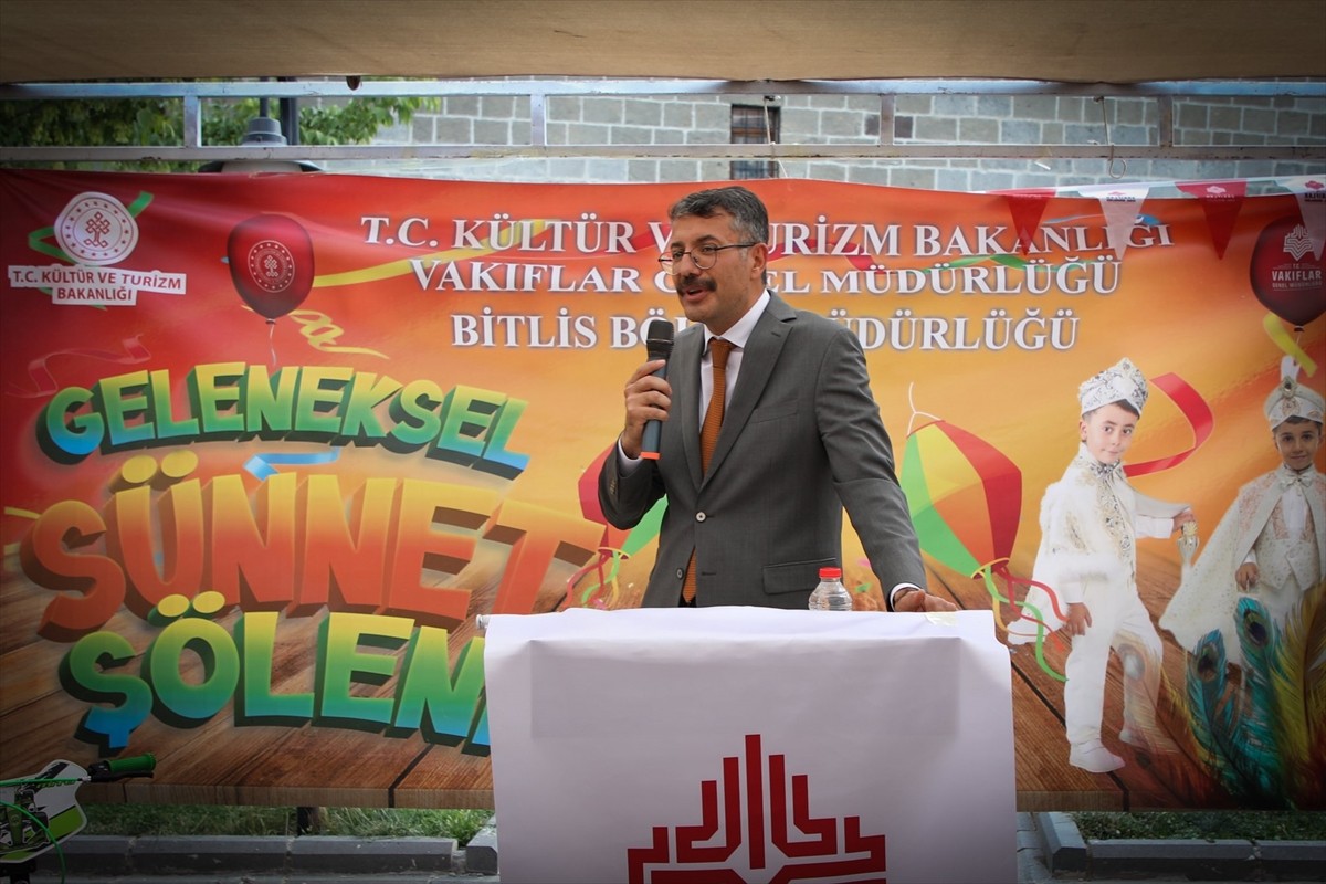 Hakkari'de, Bitlis Vakıflar Bölge Müdürlüğünce toplu sünnet şöleni gerçekleştirildi. Vali Ali...