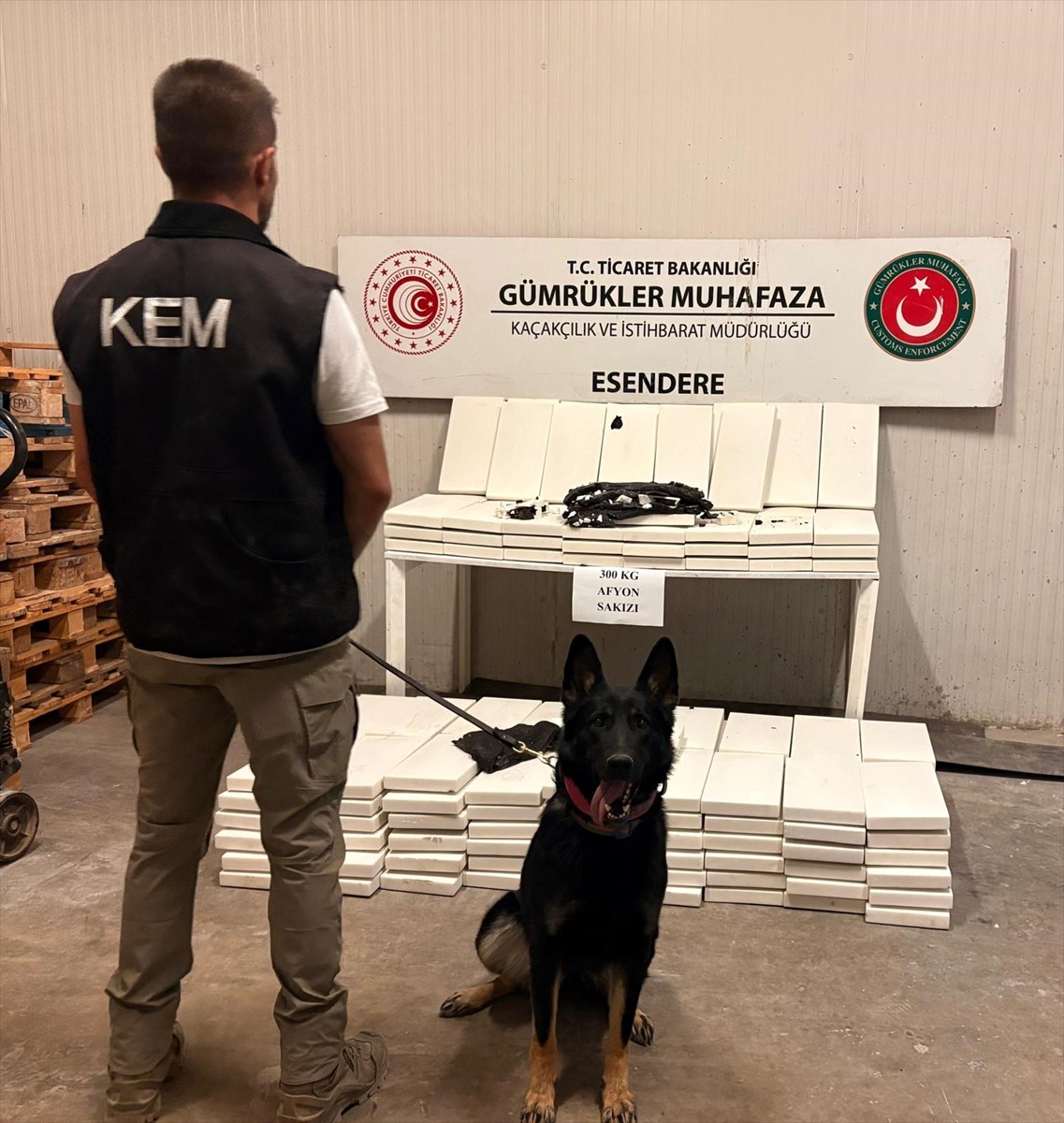  Hakkari'de, Esendere Gümrük Kapısı'ndan Türkiye'ye giriş yapmaya çalışan tırda mermer blokların...