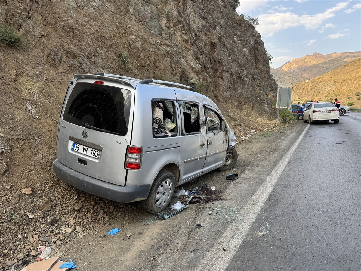 Hakkari'de hafif ticari aracın devrilmesi sonucu 5 kişi yaralandı.