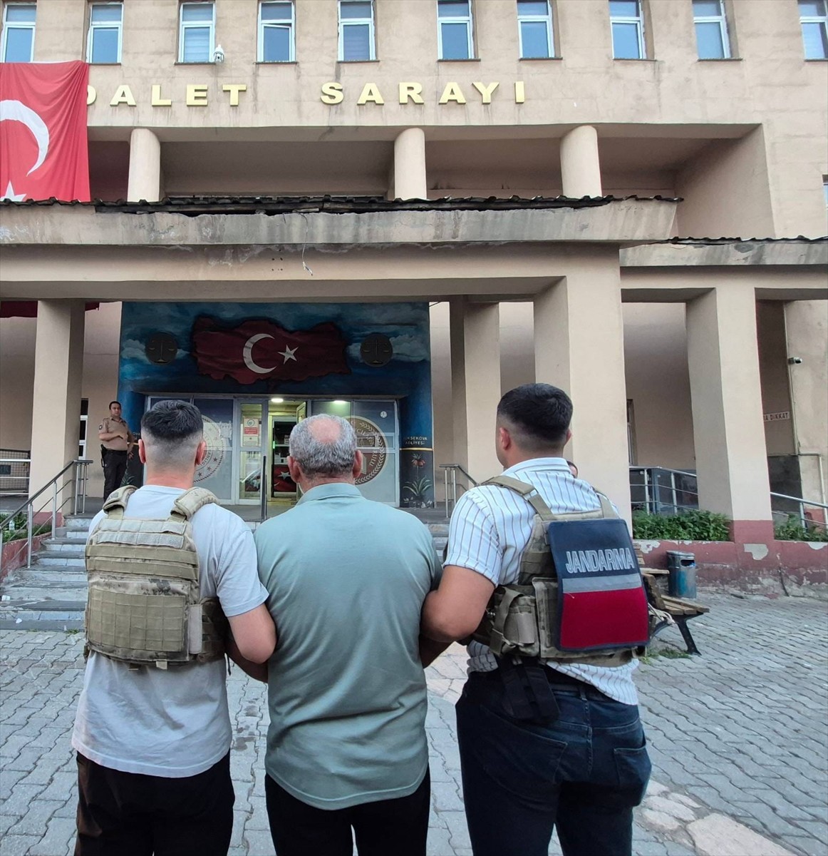 Hakkari'nin Yüksekova ilçesinde hakkında 22 yıl 6 ay kesinleşmiş hapis cezası bulunan hükümlü...