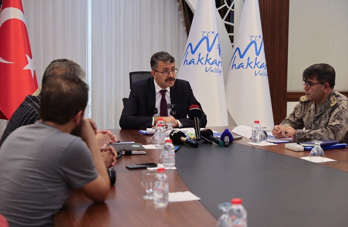 Hakkari Valisi ve Belediye Başkan Vekili Ali Çelik, Valilik toplantı salonunda basın mensuplarıyla...