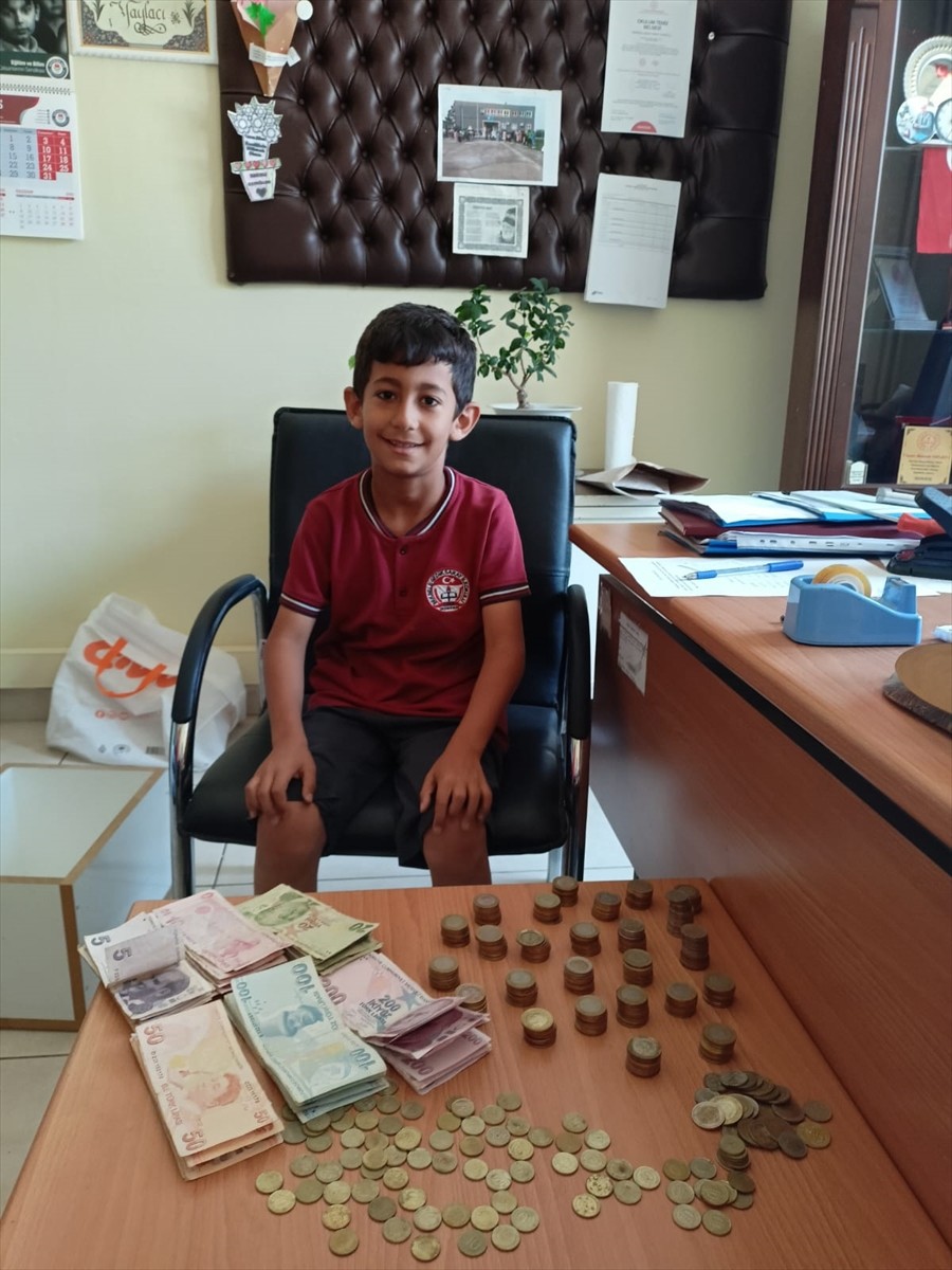 Hatay'da öğrenciler, harçlıkları ve oyuncaklarını satarak elde ettikleri geliri Filistinli...