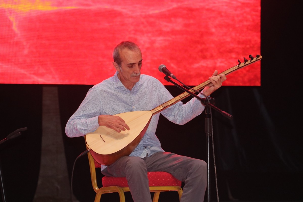 Hatay'ın ana vatana katılışının 86'ncı yıl dönümü kutlamaları dolayısıyla sahne alan Türk halk...