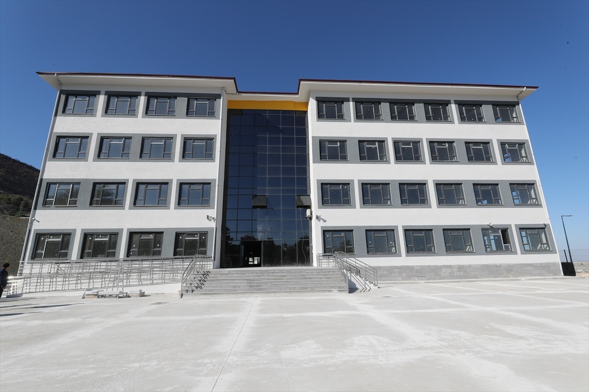 Hatay'ın Antakya ilçesinde, Kahramanmaraş merkezli 6 Şubat 2023'teki depremlerin ardından yapımına...