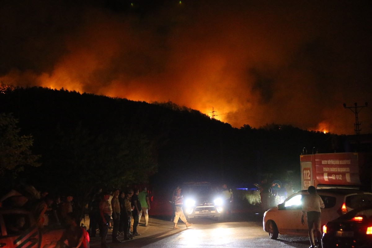 Hatay'ın Dörtyol ilçesinde yerleşim yerlerine yakın noktada çıkan orman yangınına müdahale...