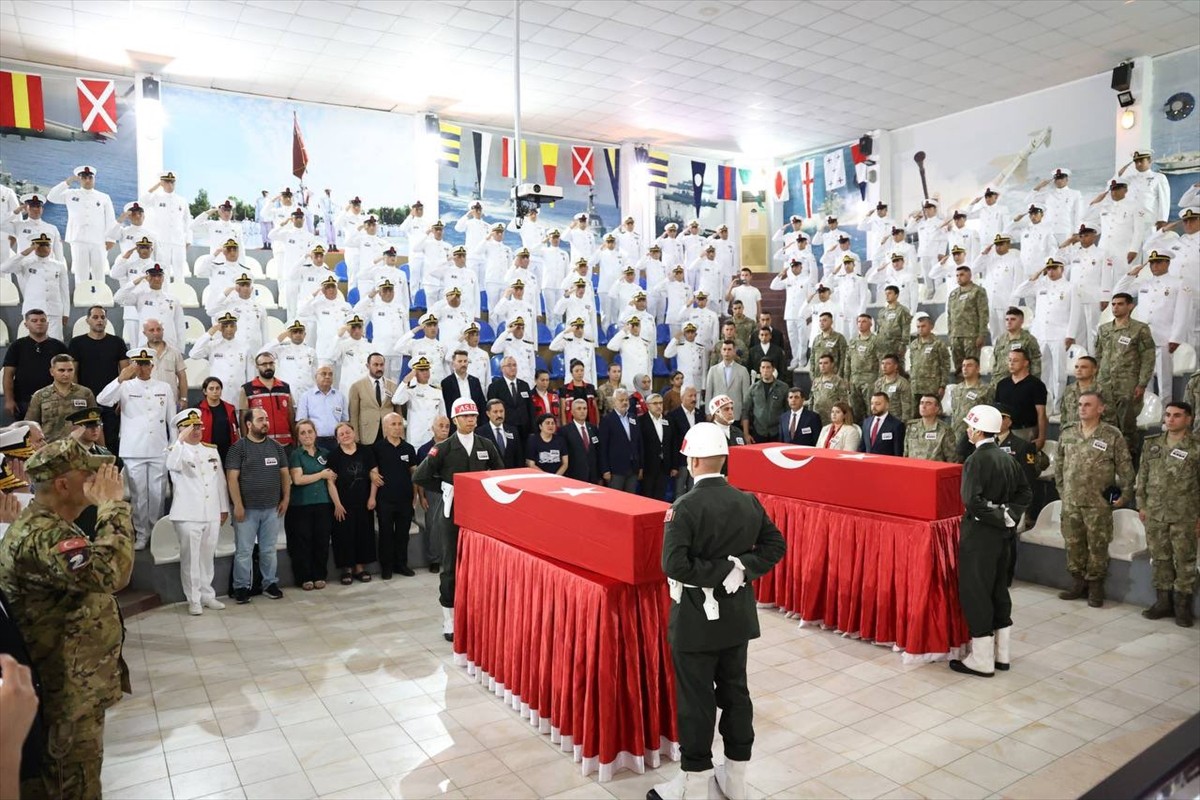 Hatay'ın İskenderun ilçesinde yüksek ateş şikayetiyle kaldırıldıkları hastanede şehit olan Muhafız...