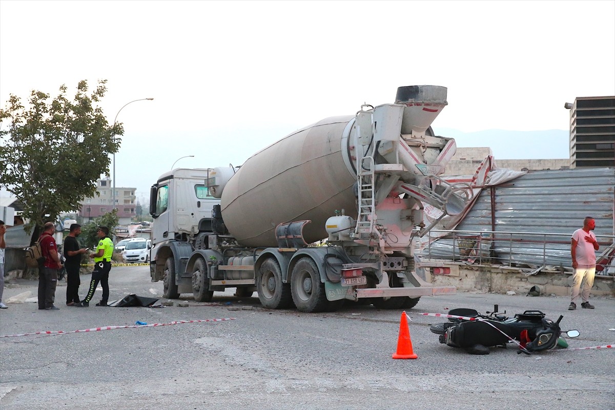Hatay'ın merkez Antakya ilçesinde beton mikseriyle çarpışan motosikletteki 1 kişi öldü, 1 kişi...