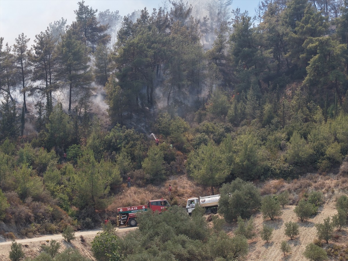 Hatay'ın merkez Antakya ilçesinde devam eden orman yangınını söndürme çalışmaları havadan...