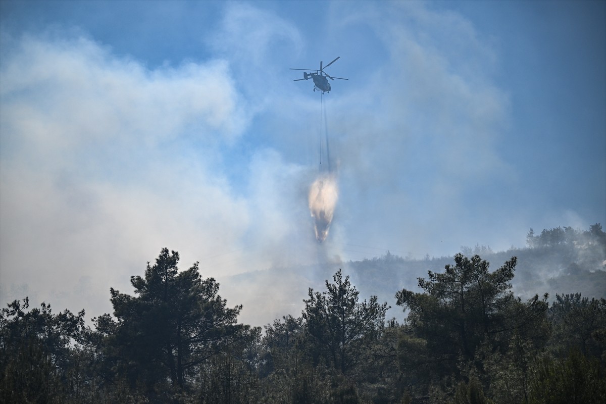 Hatay'ın merkez Antakya ilçesinde dün başlayan orman yangınına ekiplerin havadan ve karadan...