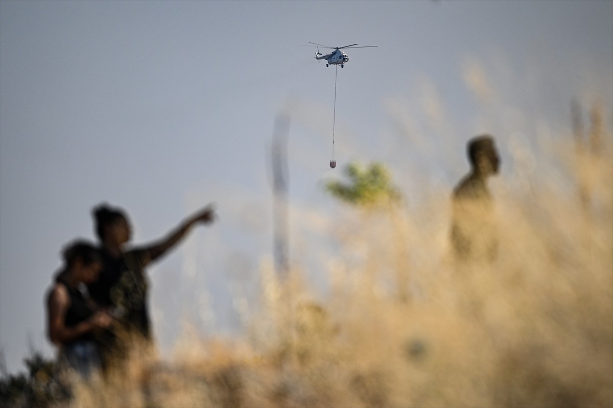 Hatay'ın merkez Antakya ilçesinde dün başlayan orman yangınına ekiplerin havadan ve karadan...