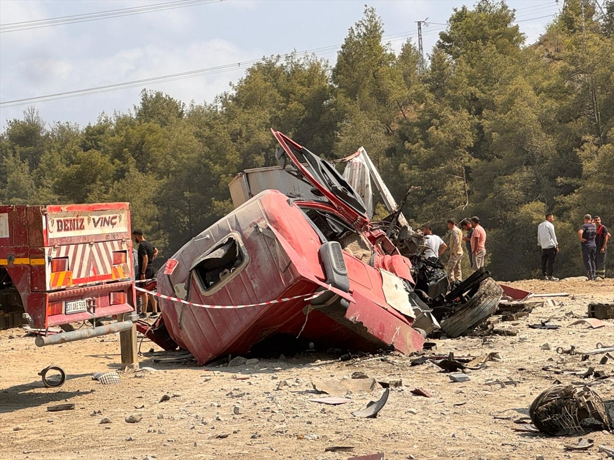 Hatay'ın merkez Antakya ilçesinde, freni arızalanan vincin park halindeki tır ve hafif ticari...