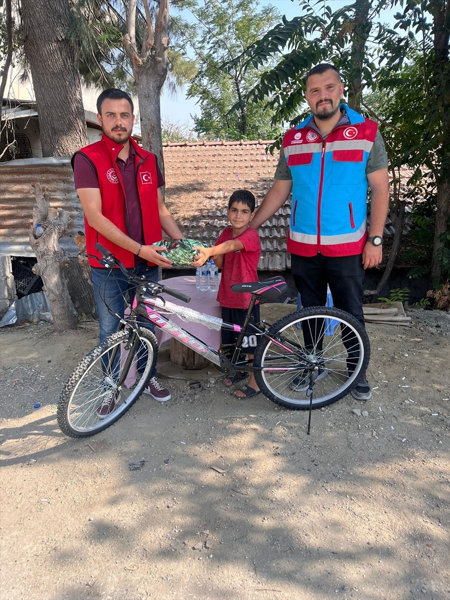 Hatay'ın merkez Antakya ilçesinde su satarak bisiklet parası biriktiren 9 yaşındaki Cesur...