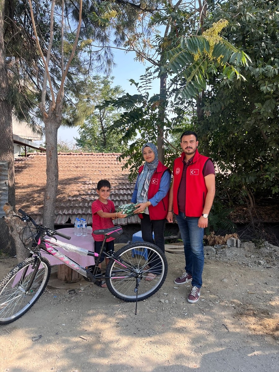 Hatay'ın merkez Antakya ilçesinde su satarak bisiklet parası biriktiren 9 yaşındaki Cesur...
