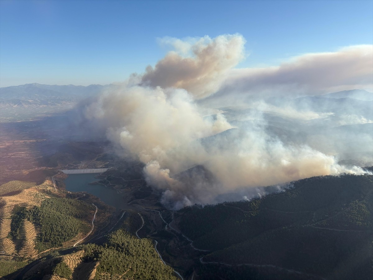 Hava Kuvvetleri Komutanlığı personeli, İzmir'in Ödemiş ilçesi Tosunlar köyünde çıkan orman...