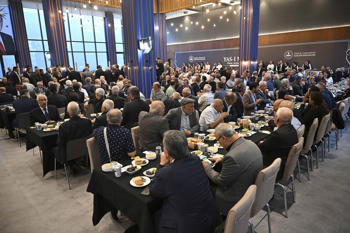 İçişleri Bakanı Ali Yerlikaya (sağda), İçişleri Bakanlığında, muharrem ayı dolayısıyla düzenlenen...