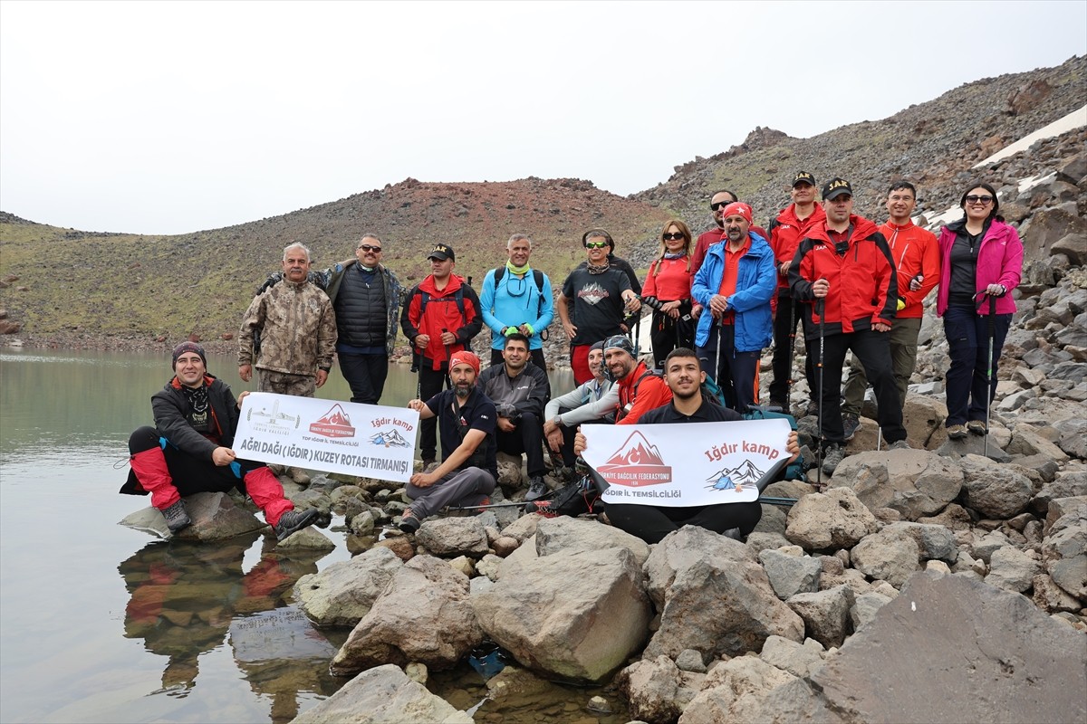 Iğdır Valisi Ercan Turan ve İl Emniyet Müdürü Niyazi Turgay, doğa tutkunlarıyla 3 bin 500...