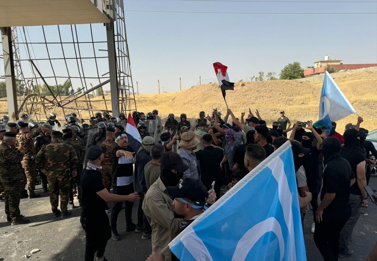 Irak’ta Kerkük’e bağlı Altunköprü kasabasındaki Türkmen göstericiler, bürokrasideki atamalarda...