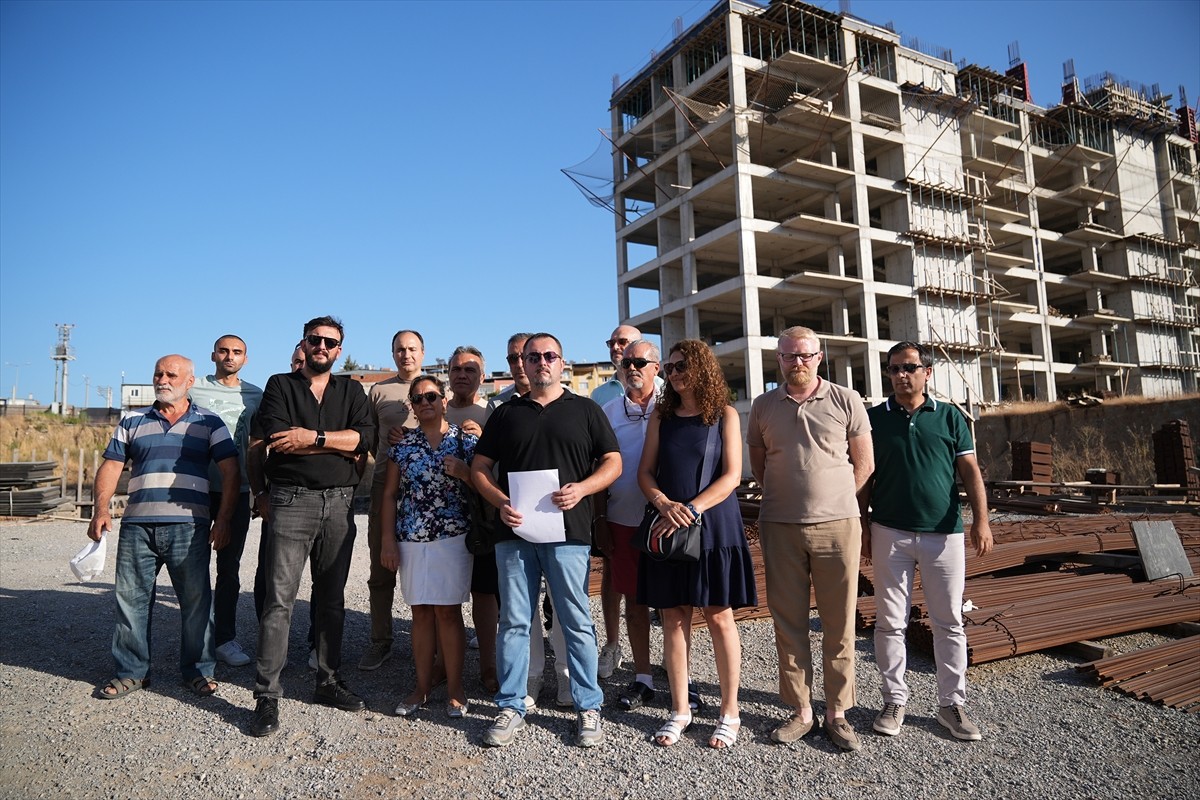 İş İnsanları Gaziemir Konut Yapı Kooperatifi Yönetim Kurulu Başkanı Ali Alpyavuz (ortada) ve hak...