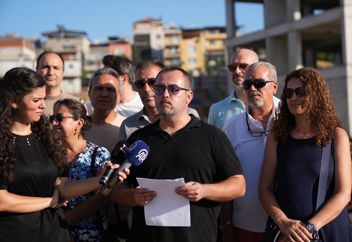 İş İnsanları Gaziemir Konut Yapı Kooperatifi Yönetim Kurulu Başkanı Ali Alpyavuz (ortada) ve hak...