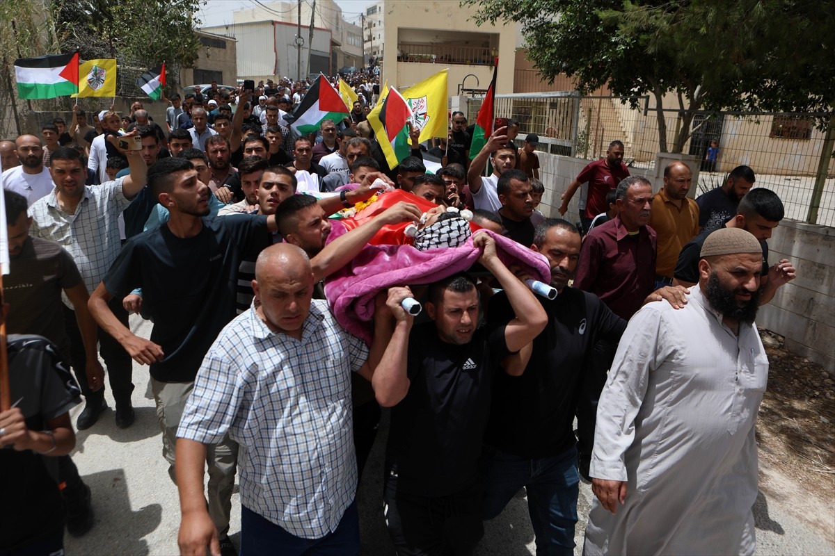 İşgal altındaki Batı Şeria'da İsrail askerlerince vurularak hayatını kaybeden 16 yaşındaki Emced...