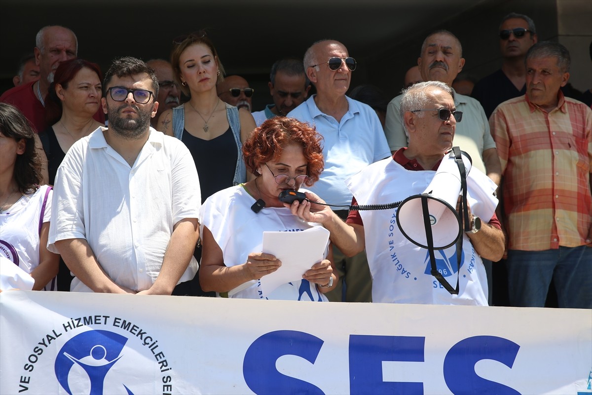 İskenderun Devlet Hastanesi'nde, hakarette bulundukları hemşireyi darbettikleri iddiasıyla 2 kişi...