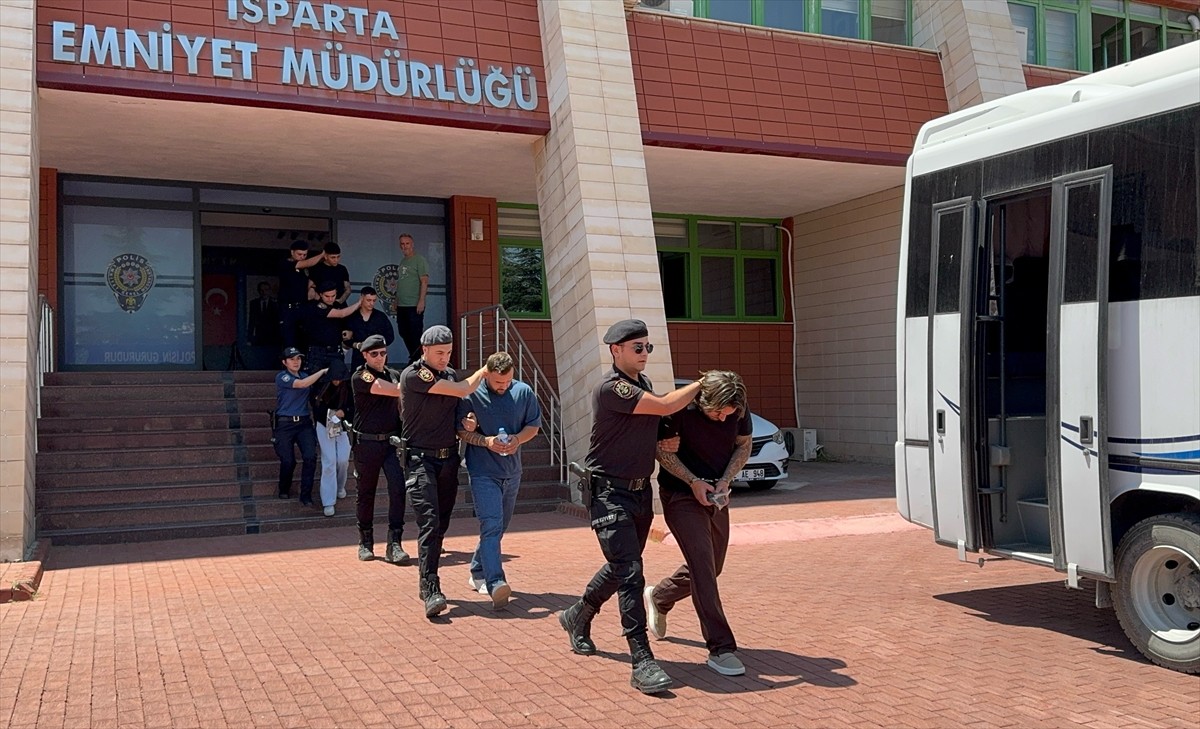  Isparta'da "yan bakma" nedeniyle çıkan kavgada 3 kişinin yaralanmasıyla ilgili gözaltına alınan 6...