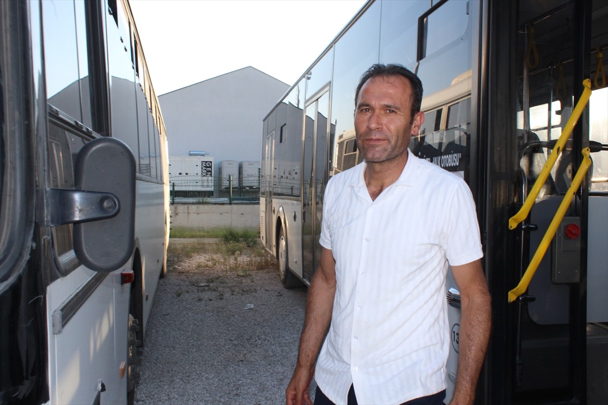 Isparta'da seyir halindeki halk otobüsünde yediği cips nefes borusuna kaçan 2 yaşındaki çocuk...