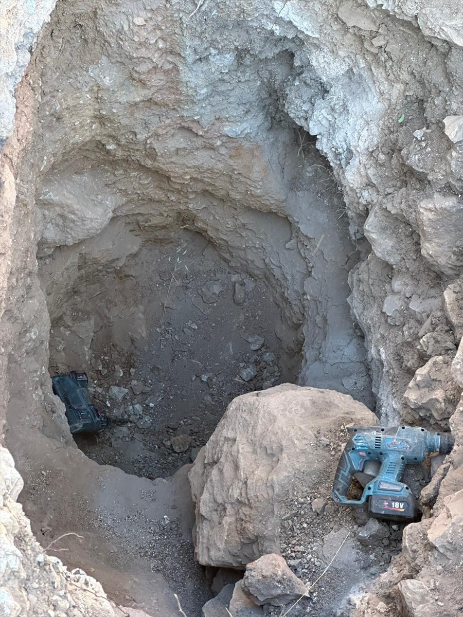 Isparta'nın Eğirdir ilçesinde kaçak kazı yapan 4 şüpheli gözaltına alındı.