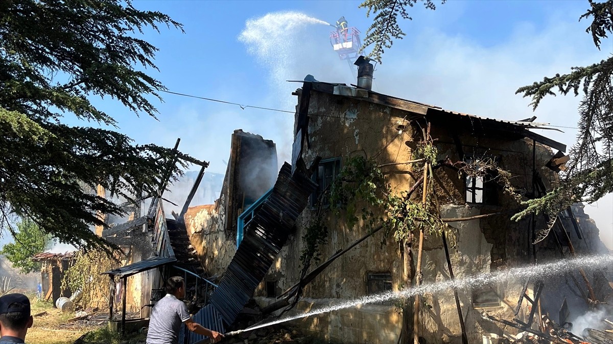 Isparta'nın Şarkikaraağaç ilçesinde çıkan yangında 2 katlı ahşap ev kullanılamaz hale geldi....