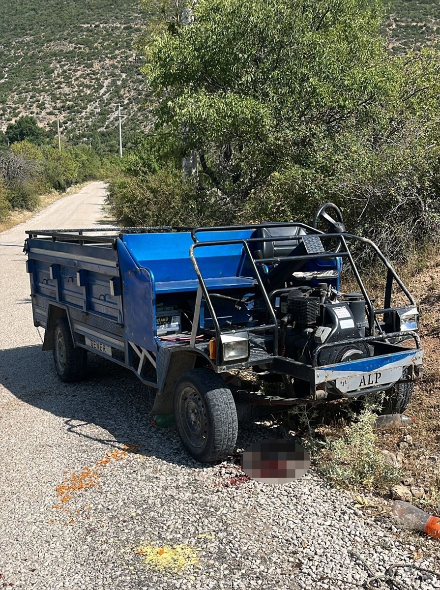 Isparta'nın Senirkent ilçesinde "patpat" olarak tabir edilen tarım aracının devrilmesi sonucu 1...